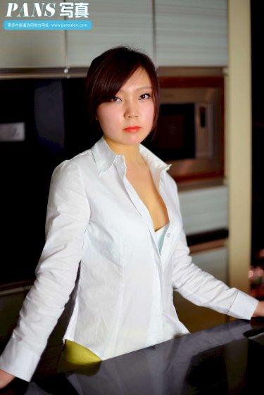 《美女把小內內脫了露出J的小》