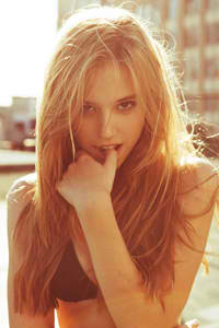 《二曲亭亭玉女峰鄰水插花像誰(shuí)用》